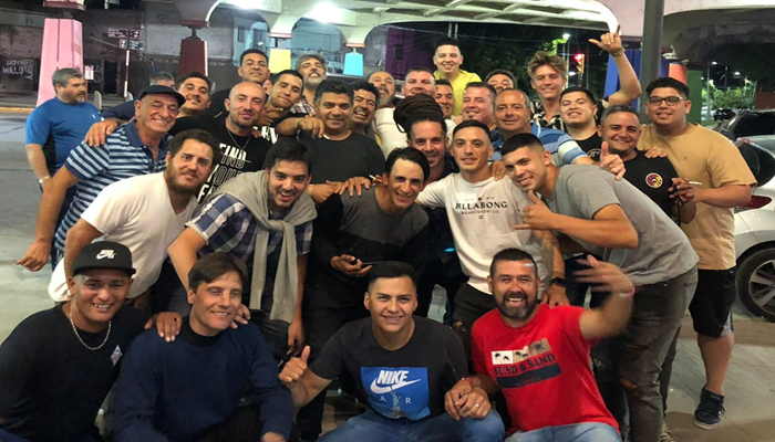 Todos los miembros del equipo de la empresa posando para una foto grupal