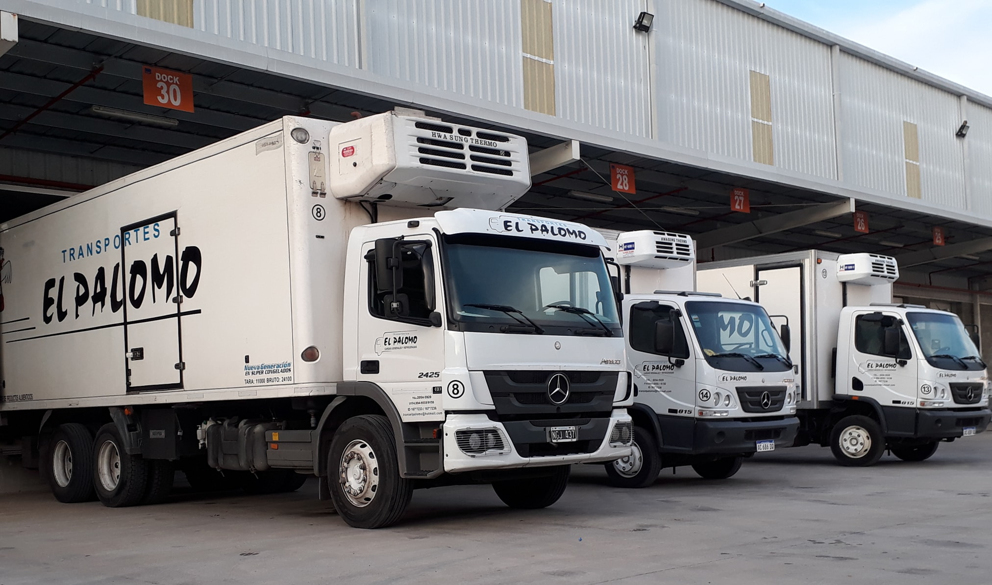 Un grupo de camiones de transporte estacionados en finla en una sucursal de la empresa.